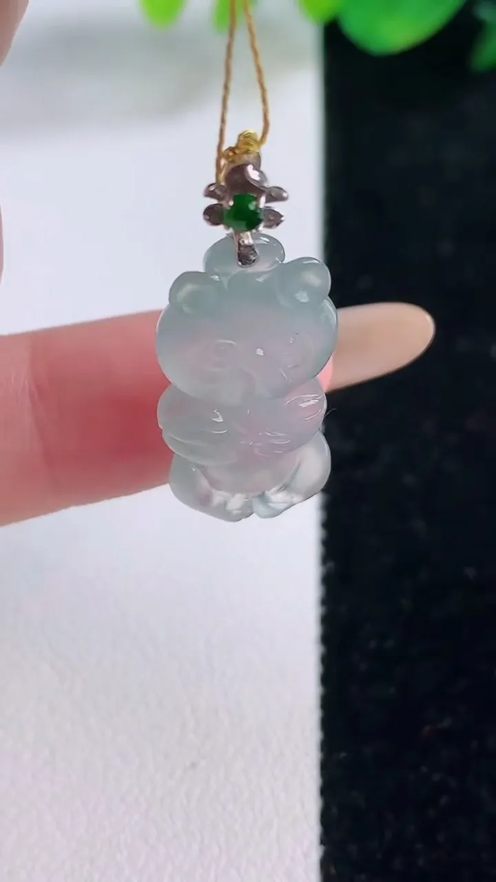 天然A货翡翠小熊吊坠，尺寸29.3-11.5-5.8，重量:3.11g
12月2日