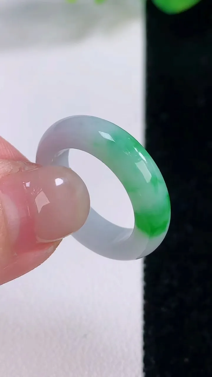天然A货翡翠指环戒指，尺寸16.5-5.2-3.4，重量:3.85g2025年12月2日
工厂直销收藏佳品,种好水足，色泽均匀，有种有色，上手高大气！
