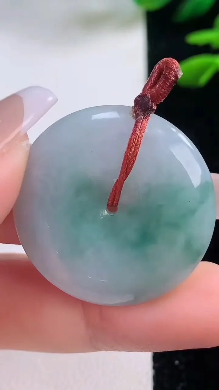 天然A货翡翠飘花平安扣吊坠，尺寸30.5-5.9，重量:11.70g
12月2日