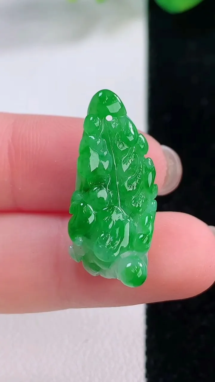 天然A货翡翠白菜吊坠，尺寸27-12-9.8，重量:4.26g
12月2日