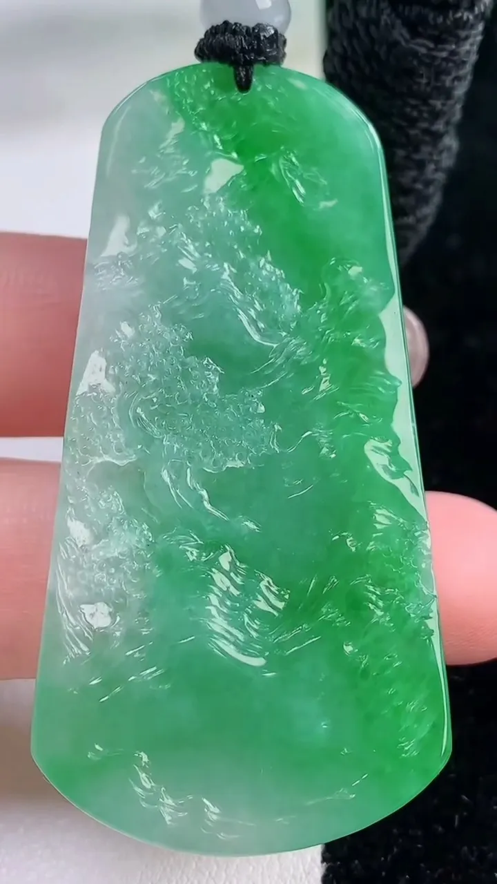 天然A货翡翠山水牌吊坠，尺寸56-28.2-5.7，重量:23.04g
12月2日