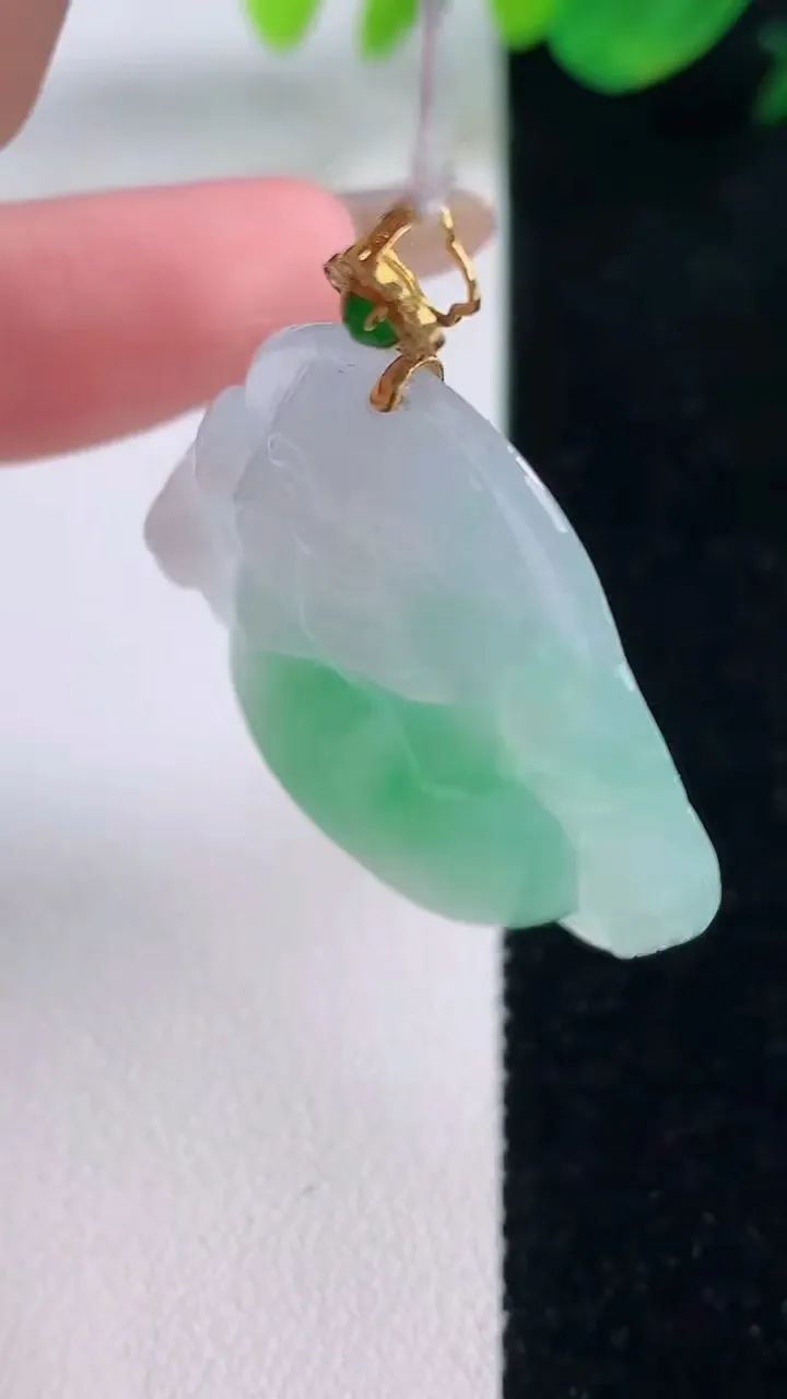 天然A货翡翠佛公吊坠，尺寸32.6-34.5-6.7，重量:11.74g
12月2日