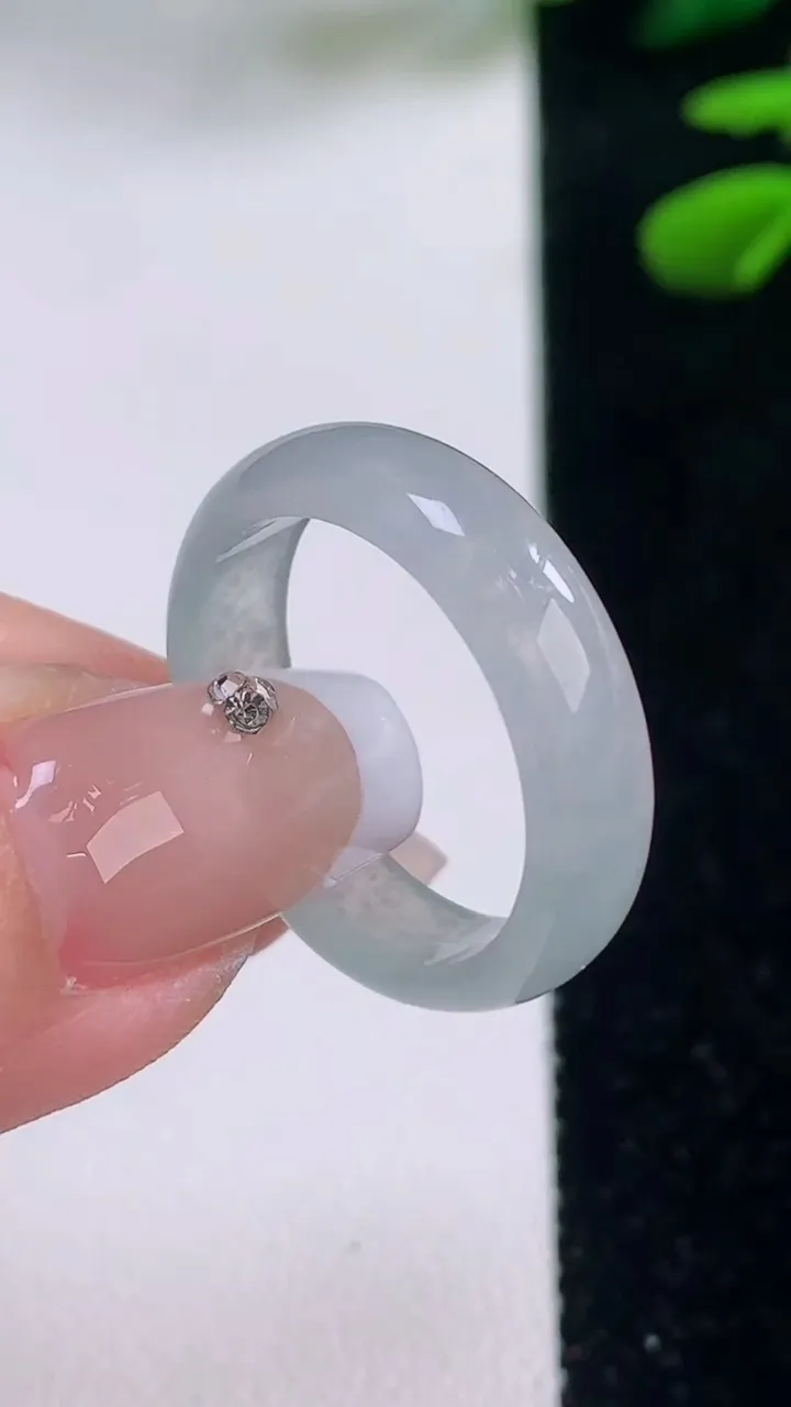 天然A货翡翠指环戒指，尺寸19.5-2.3，重量:3.12g2025年12月2日
工厂直销收藏佳品,