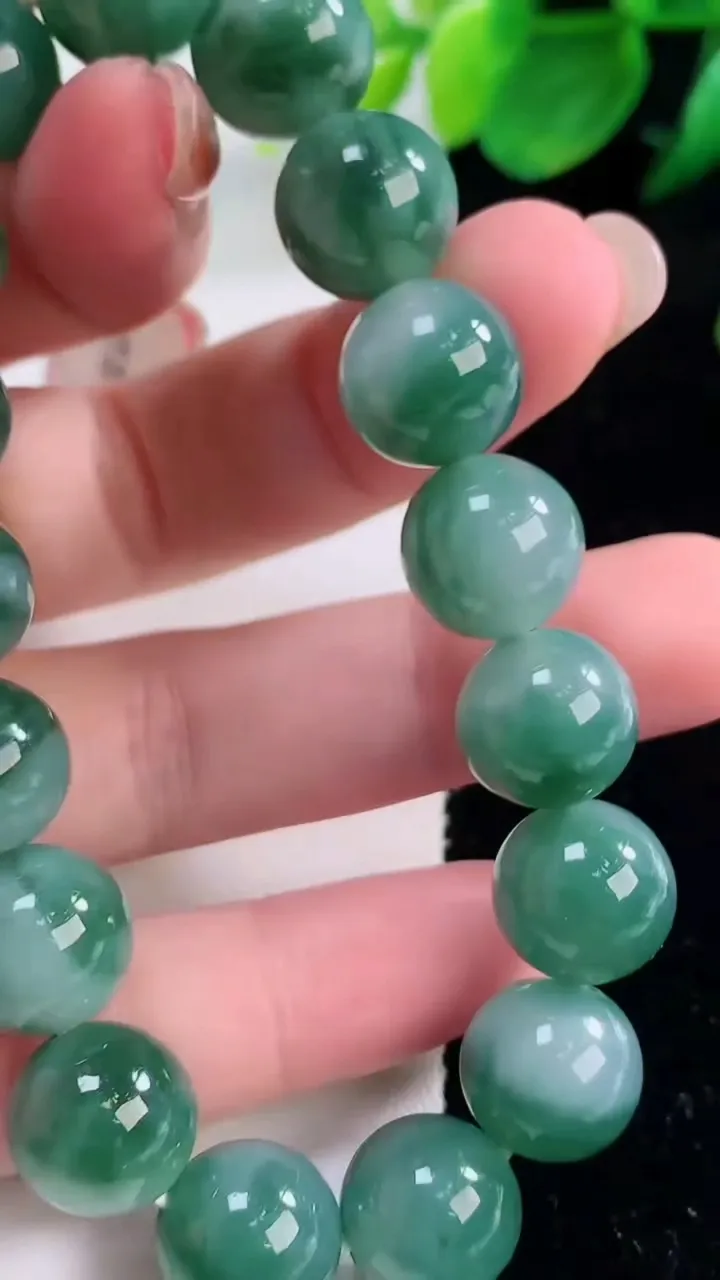 天然A货翡翠飘花圆珠手串，尺寸11.3-17颗，重量:45.10g12月2日
工厂直销收藏佳品,种好水足，色泽均匀，有种有色，上手高大气！