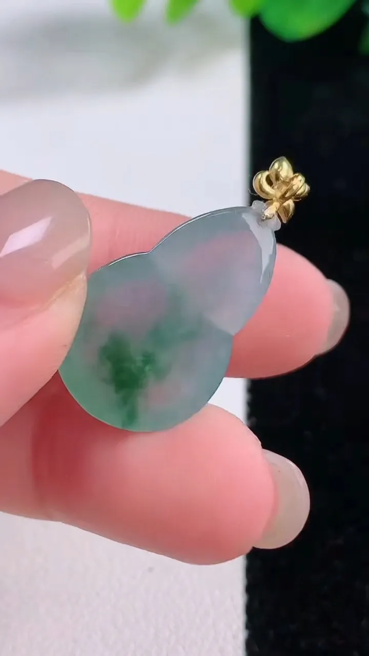 天然A货翡翠种飘花葫芦吊坠，尺寸222-15.2-5.3，重量:3.29g
12月2日