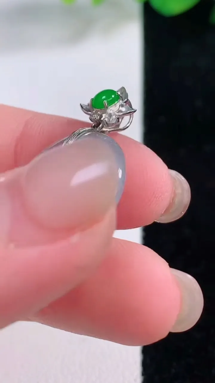 天然A货翡翠平安扣吊坠，尺寸19-5.3，重量:5.03g
12月2日