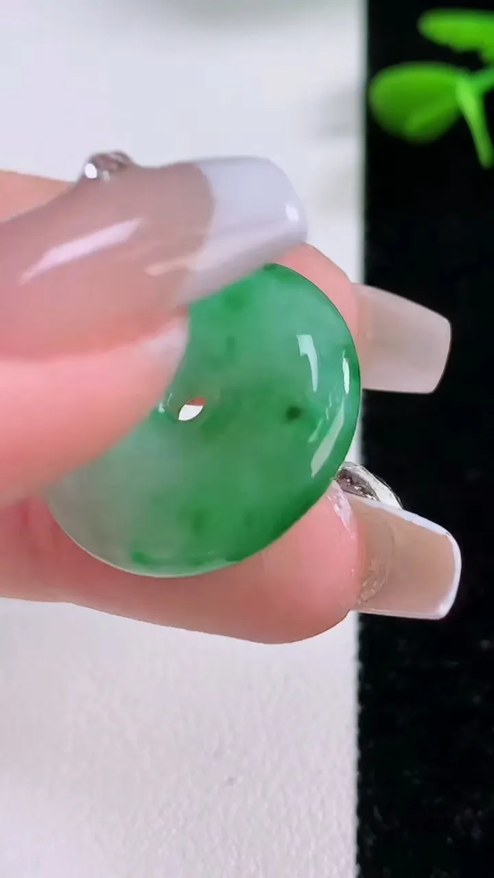 天然A货翡翠平安扣吊坠，尺寸23-5.2，重:5.65g
12月2日