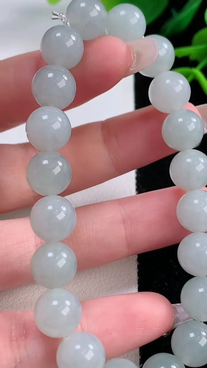 天然A货翡翠圆珠手串，尺寸9.7-20颗，重量:31.85g12月2日
工厂直销收藏佳品,种好水足，色泽均匀，有种有色，上手高大气！