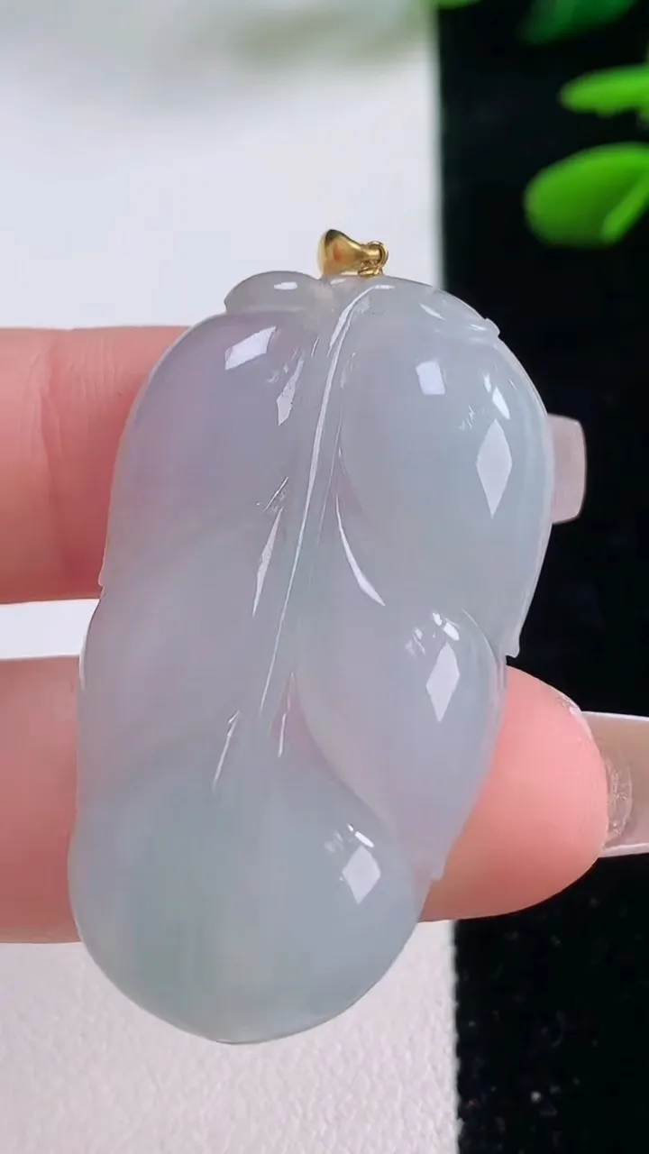 天然A货翡翠金枝玉叶 叶子吊坠，尺寸40.4-24-4.6，重量:9.86g
12月2日