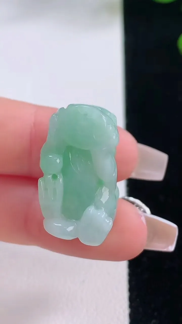 天然A货翡翠貔貅吊坠，尺寸25-13-13，重量:10.35g
12月2日