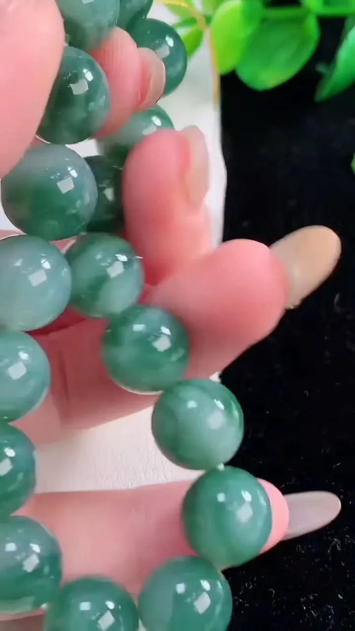 天然A货翡翠飘花圆珠手串，尺寸11.3-17颗，重量:45.10g12月2日
工厂直销收藏佳品,种好水足，色泽均匀，有种有色，上手高大气！