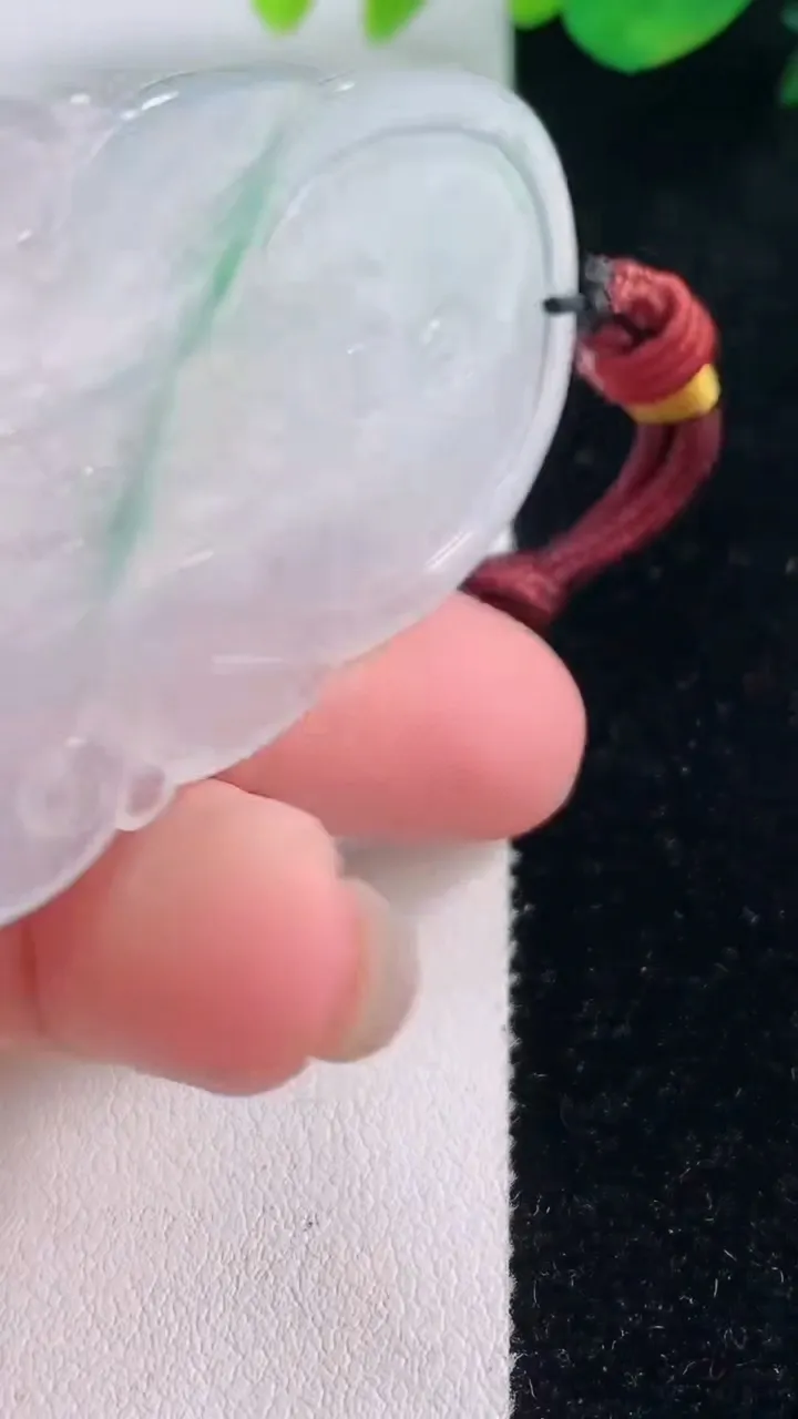 天然A货翡翠千手观音吊坠，尺寸57-34-3.5，重量:17.25g
12月2日