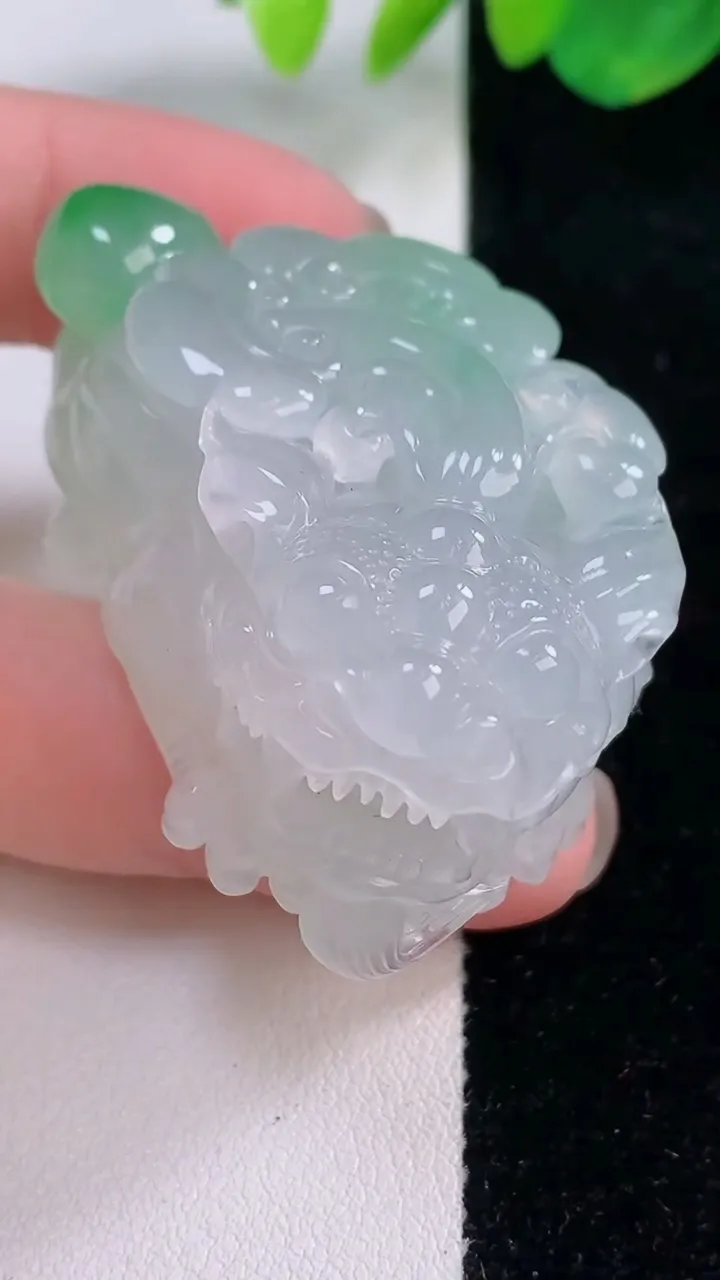 天然A货翡翠貔貅吊坠，尺寸46-30.5-21.7，重量:64.24g
12月2日