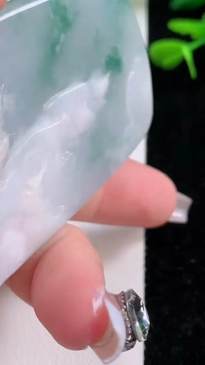 天然A货翡翠牌吊坠，尺寸66.3-42-14.5，重:70.21g
12月2日