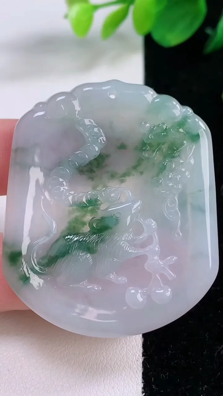 天然A货翡翠飘花生肖鼠吊坠，尺寸51-42.6-4，重量:19.12g
12月2日