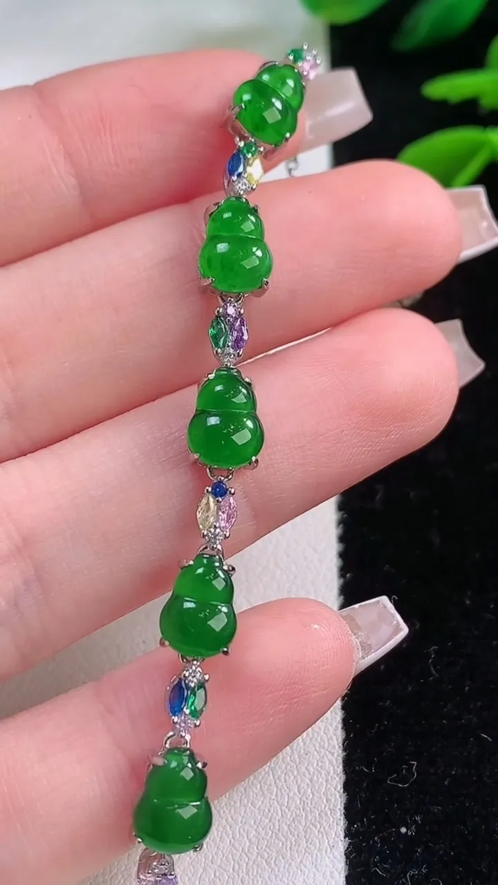 天然A货翡翠葫芦手链，尺寸7.9-5.3，重量:3.88g
12月2日