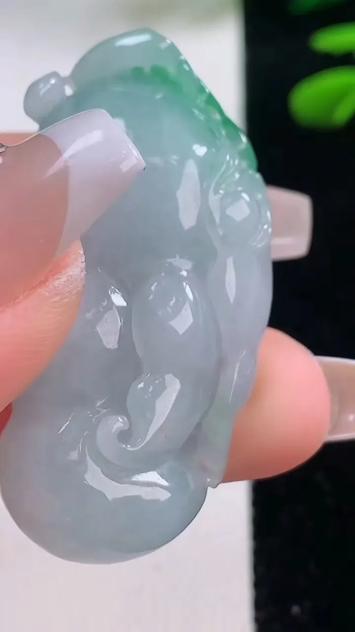 天然A货翡翠白菜吊坠，尺寸46.8-22.6-12，重量:20.13g
12月2日