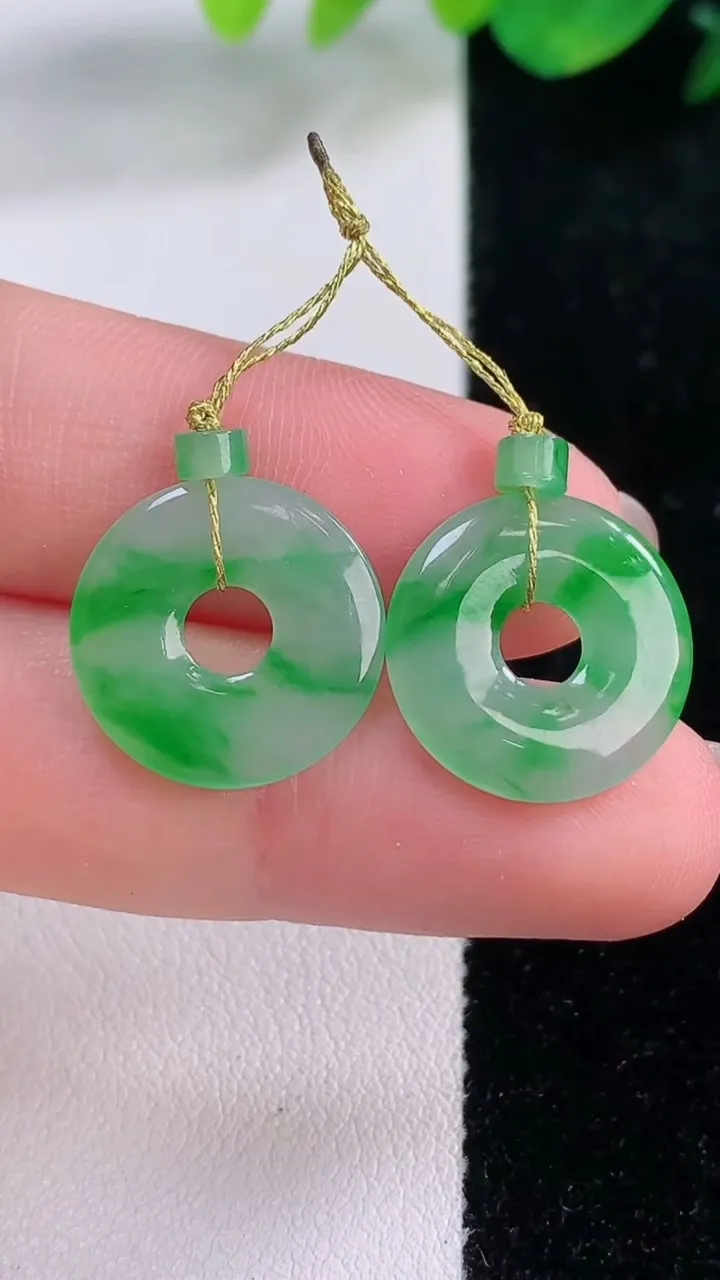 天然A货翡翠平安环吊坠一对，尺寸15.8-2，重量:5.28g
12月2日