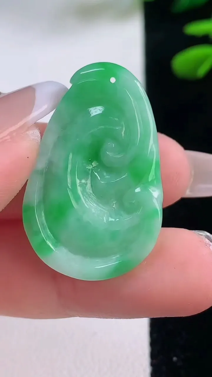 天然A货翡翠如意吊坠，尺寸31.7-19.7-5.9，重量:6.33g
12月2日
