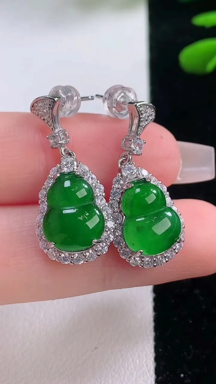 天然A货翡翠蛋面戒指，尺寸10.4-9.4-5，重量:2.14g2025年12月2日
工厂直销收藏佳品,种好水足，色泽均匀，有种有色，上手高大气！