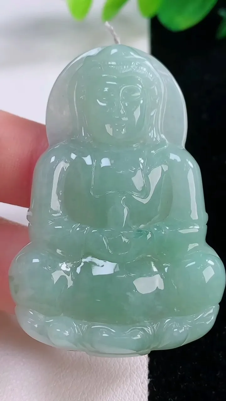 天然A货翡翠观音菩萨吊坠，尺寸53.5-36.6-6.3，重量:21.39g
12月2日