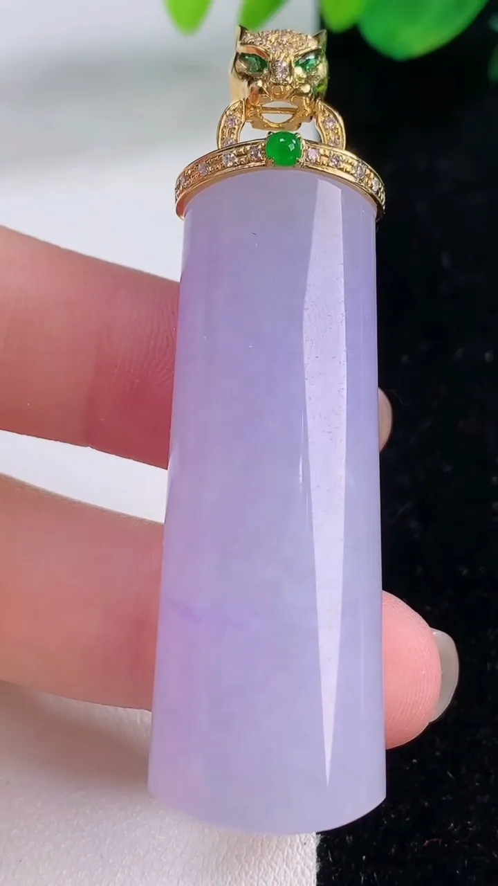 天然A货翡翠18K金紫罗兰无事牌吊坠，尺寸50.8-17-11.4，重量:27.17g
12月2日