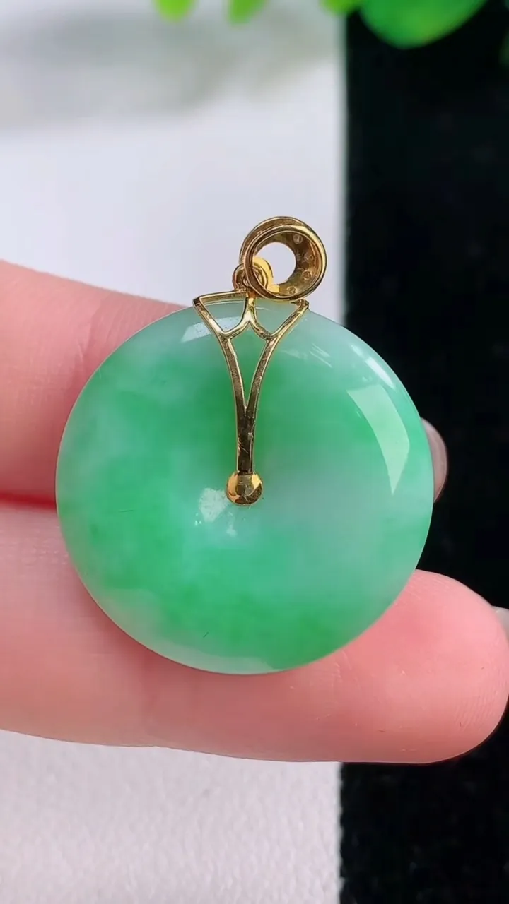 天然A货翡翠平安扣吊坠，尺寸23.8-5.2，重量:6.81g
12月2日