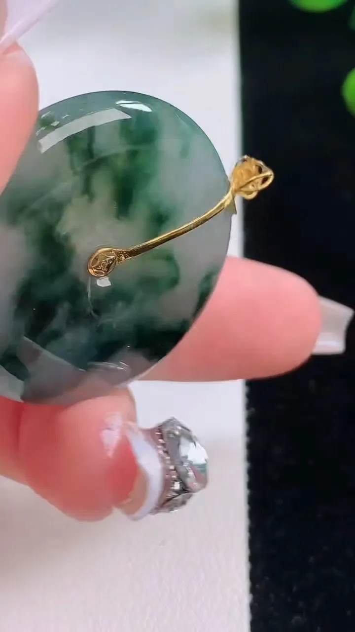 天然A货翡翠种飘花平安扣吊坠，尺寸33-5.6，重量:13.78g
12月3日