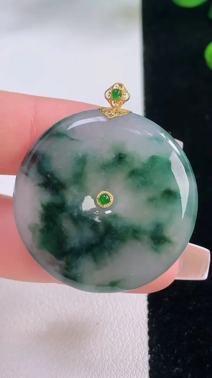 天然A货翡翠种飘花平安扣吊坠，尺寸33-5.6，重量:13.78g
12月3日