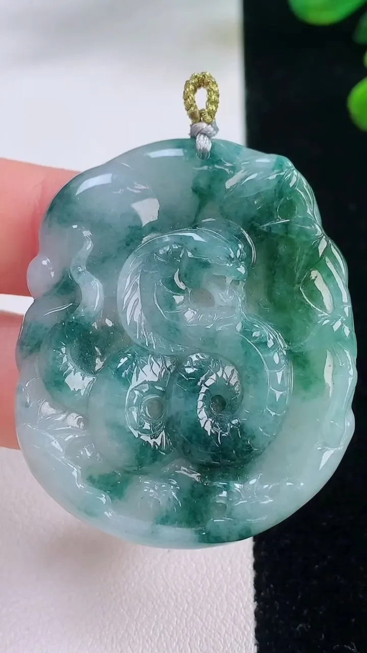 天然A货翡翠冰种飘花生肖蛇吊坠，尺寸45.2-37.3-5.5，重量:20.05g
12月3日