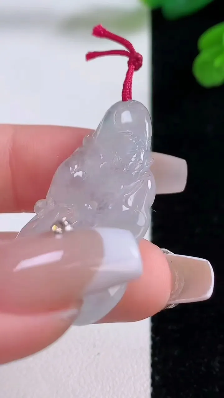 天然A货翡翠和和美美 荷叶鱼吊坠，尺寸39.3-21.3-4.7，重量:6.47g
12月3日