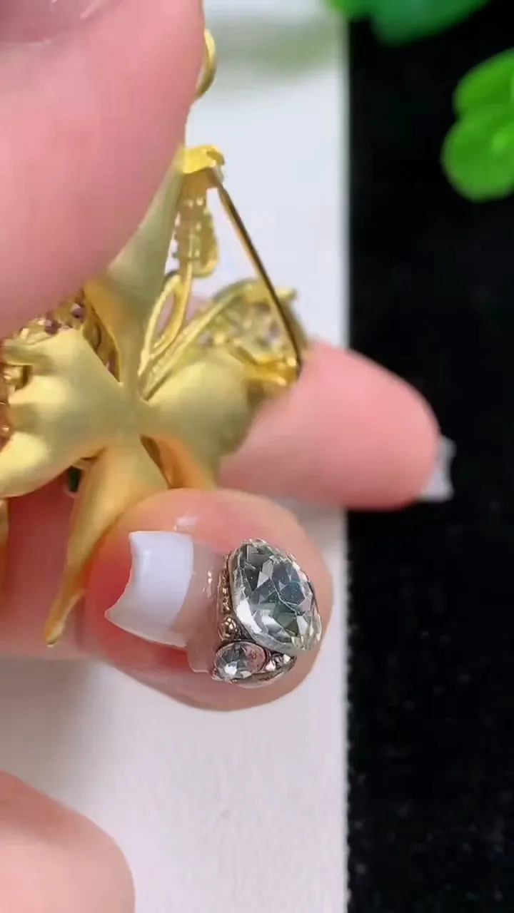 天然A货翡翠蛋面蝴蝶胸针，尺寸3.7，重量:12.27g
12月3日