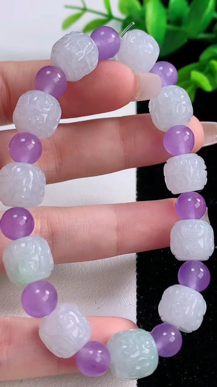 天然A货翡翠六字真言 路路通手串，尺寸10-11-11颗，重量:36.02g
12月3日