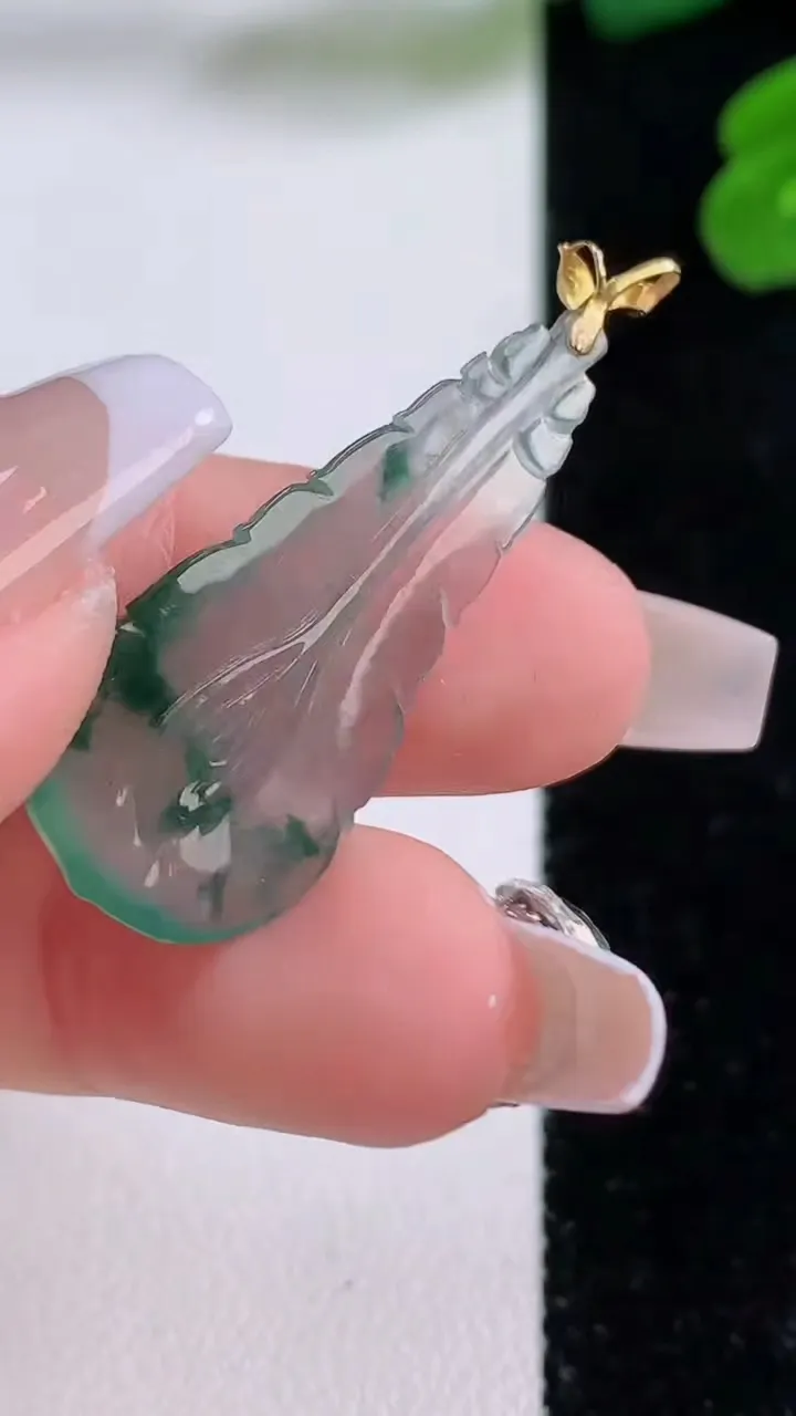 天然A货翡翠种飘花羽毛吊坠，尺寸32-14.6-4，重量:2.43g
12月3日