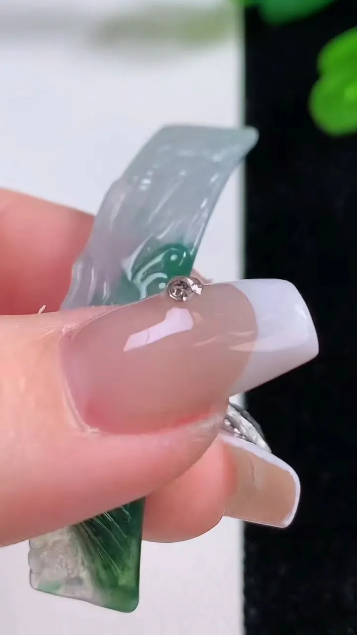 天然A货翡翠冰种飘花凤凰手牌，尺寸51.7-10.6-2.8，重量:4.98g
12月3日