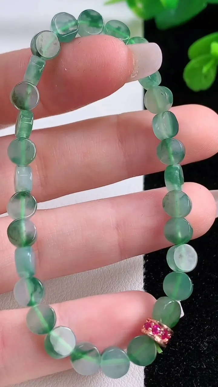 天然A货翡翠种飘花无事牌手串，尺寸5.6-2.5-29颗，重量:7.80g12月3日
工厂直销收藏佳品,种好水足，色泽均匀，有种有色，上手高大气！