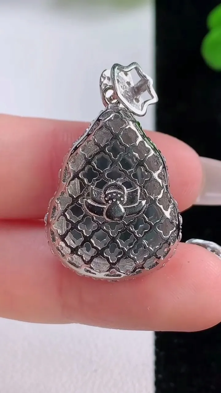 天然A货翡翠葫芦吊坠，尺寸31.4-19.3-14.5-7.8，重量:5.41g
12月3日