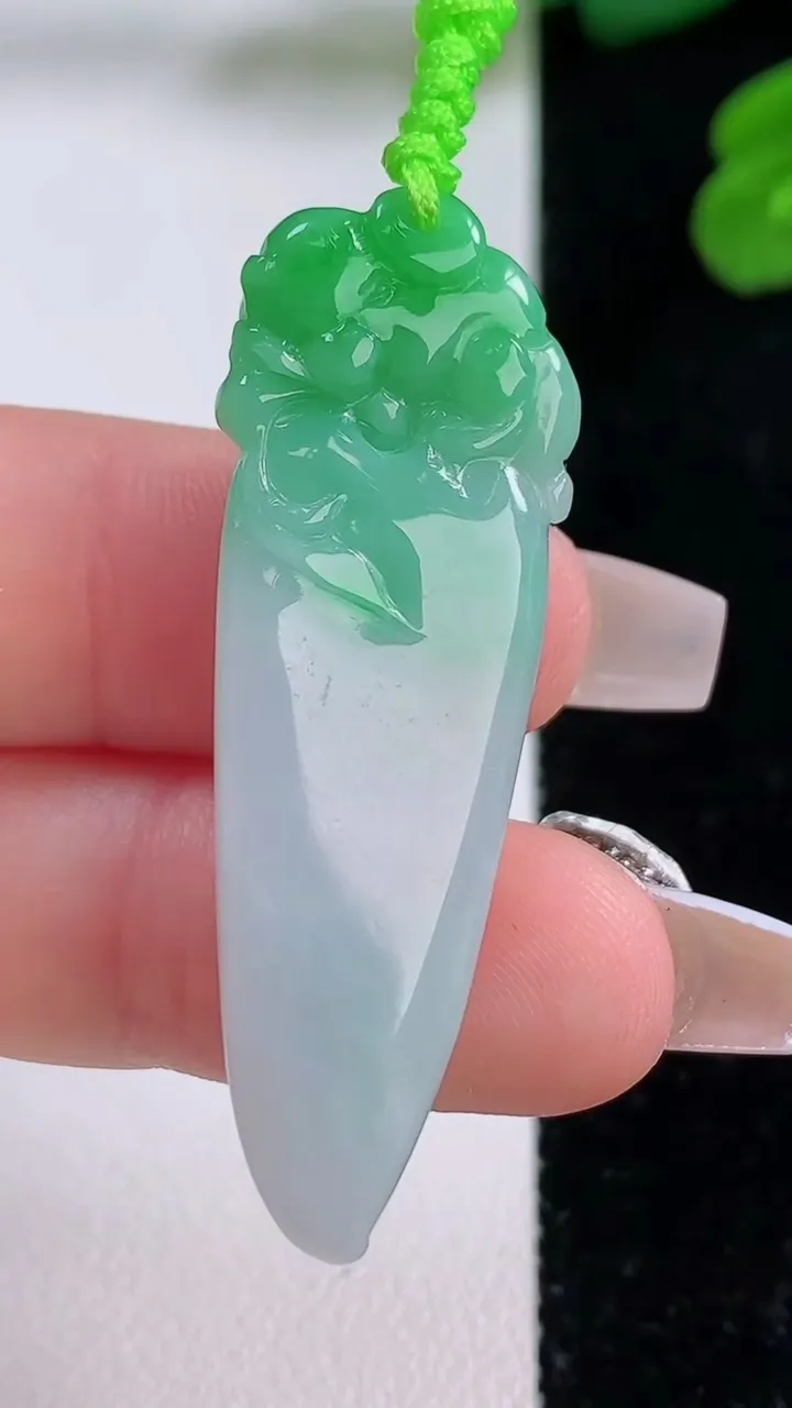 天然A货翡翠福瓜吊坠，尺寸43.8-13.6-8.6，重量:8.29g
12月3日