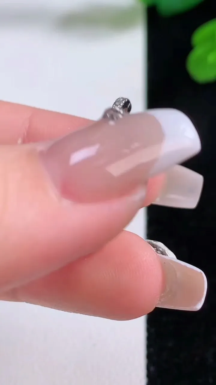 天然A货翡翠金枝玉叶 叶子吊坠，尺寸26.6-18-11.5-6.8，重量:5.88g
12月3日