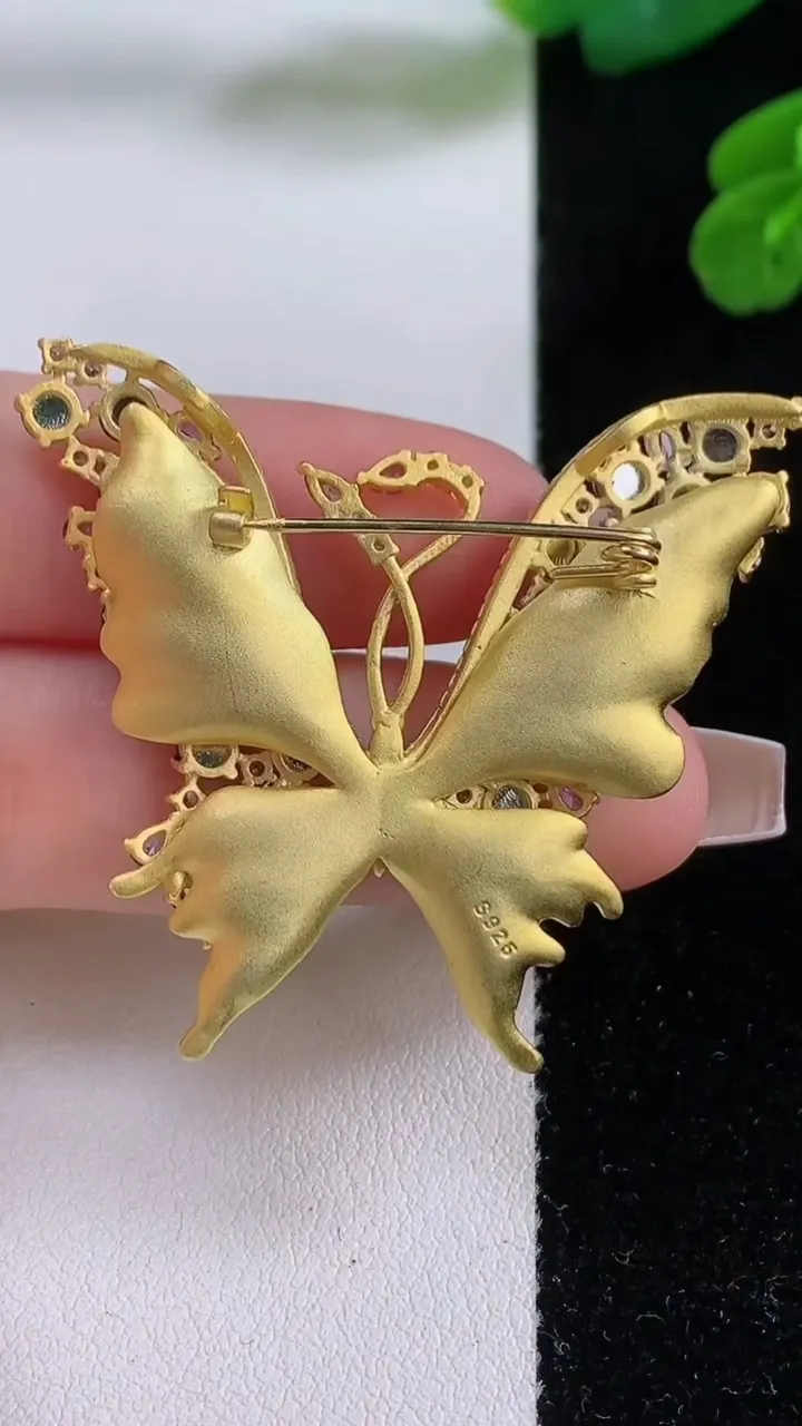 天然A货翡翠蛋面蝴蝶胸针，尺寸3.7，重量:12.27g
12月3日