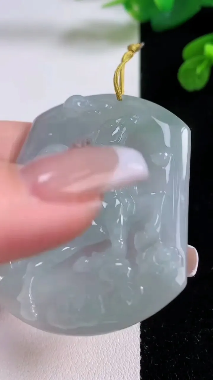 天然A货翡翠生肖马吊坠，尺寸52.6-44.6-5.3，重量:24.27g
12月3日