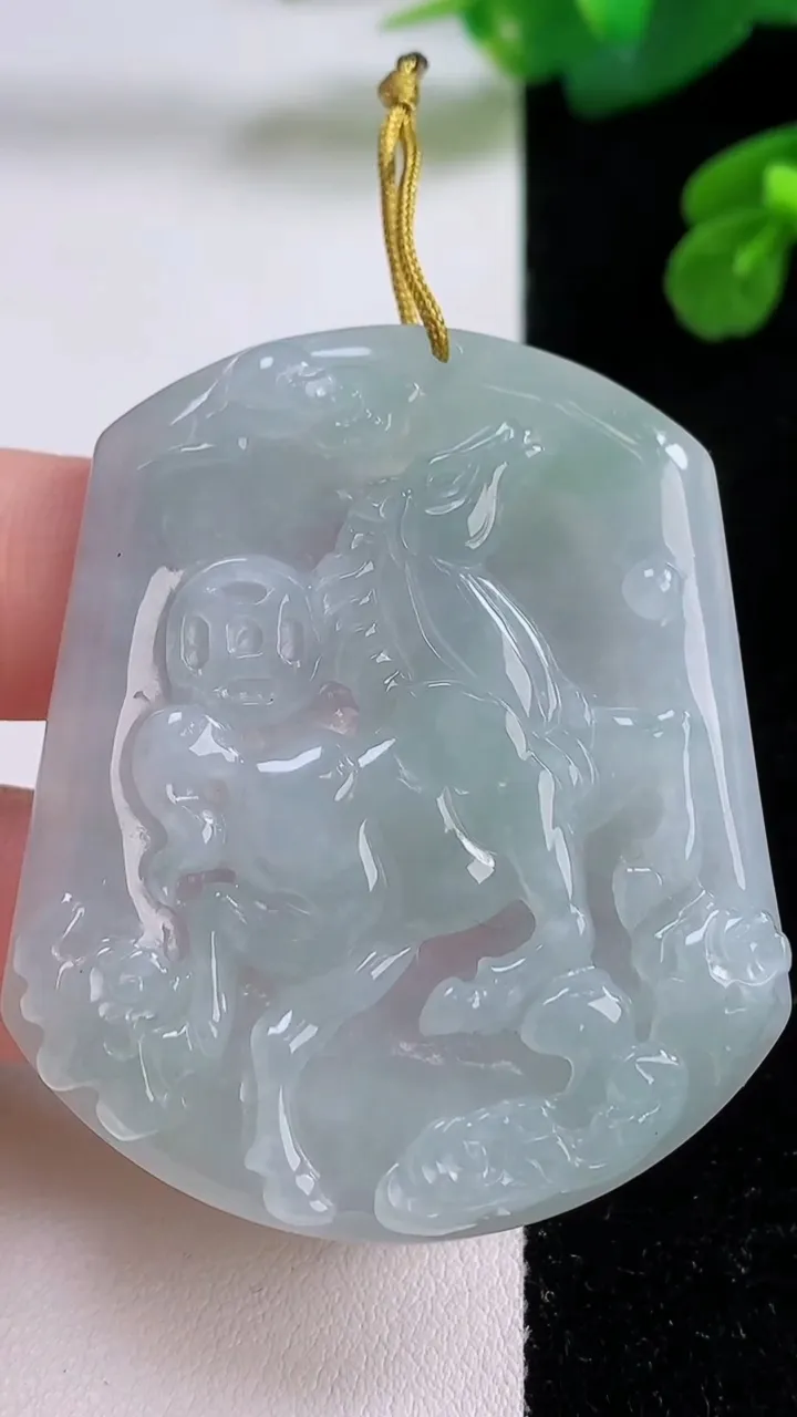 天然A货翡翠生肖马吊坠，尺寸52.6-44.6-5.3，重量:24.27g
12月3日