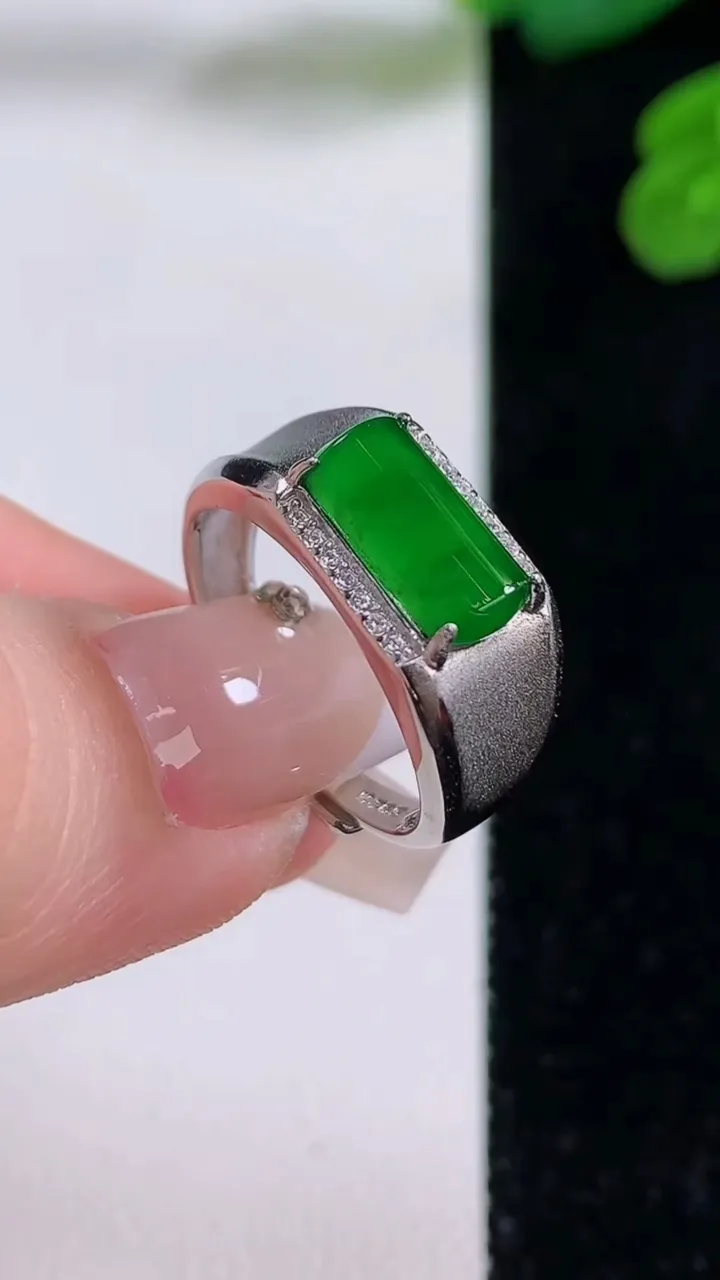 天然A货翡翠马鞍戒指，尺寸10.5-5.8-3.5，重量:3.30g2025年12月3日
工厂直销收