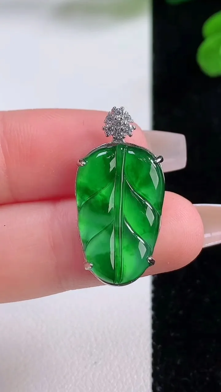 天然A货翡翠金枝玉叶 叶子吊坠，尺寸21.7-13.4-4.3，重量:2.18g
12月3日