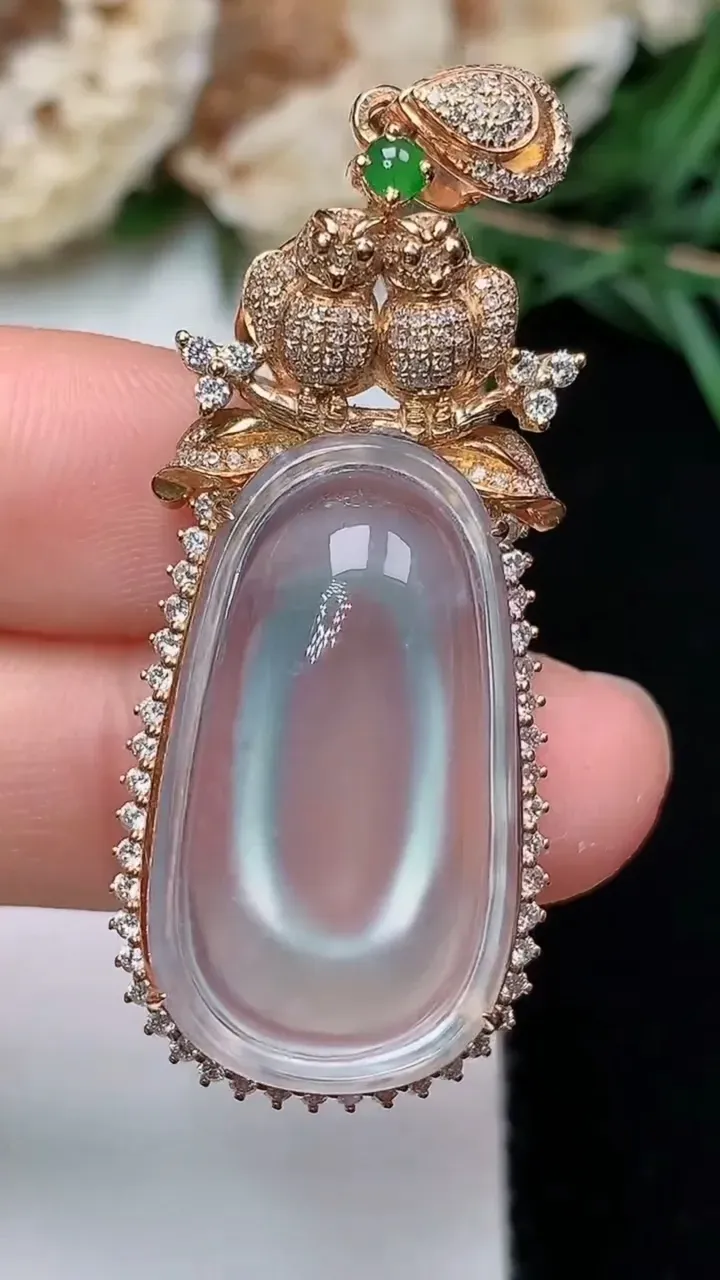 天然A货翡翠白冰蛋面吊坠，尺寸48.8-18.5-11.2，裸石26.2-14.8，重量:11.41g
12月3日