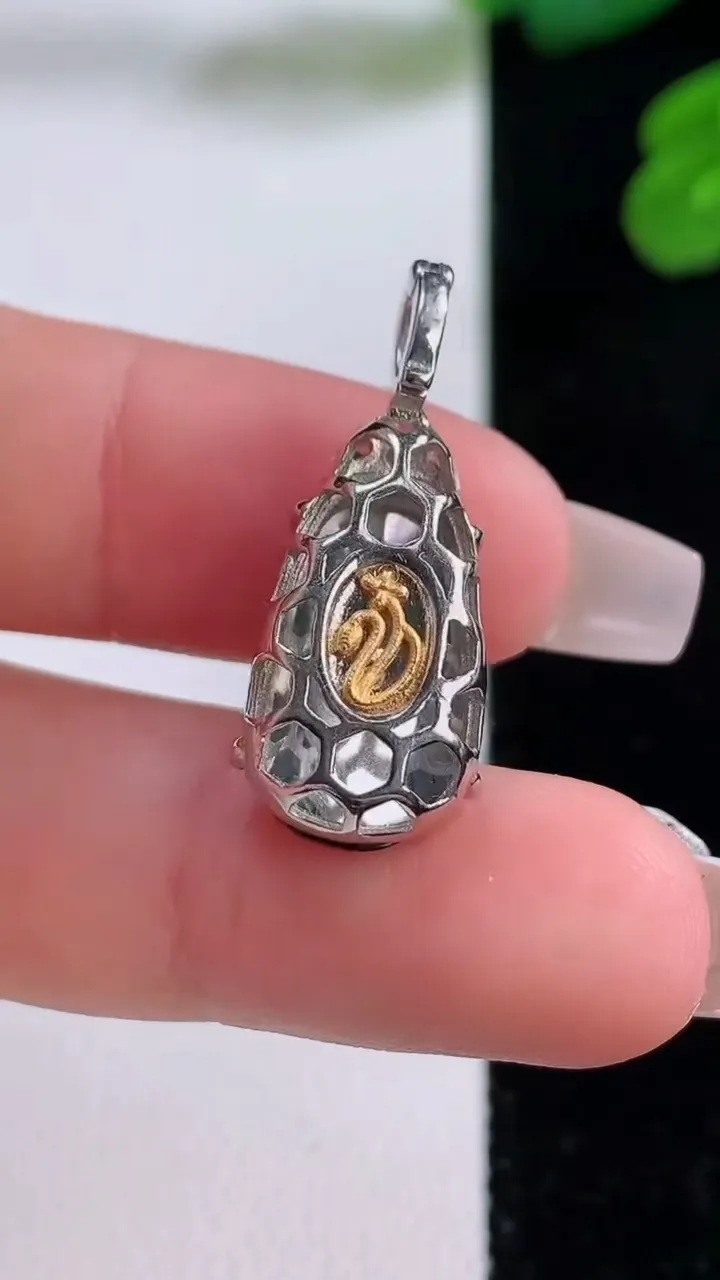 天然A货翡翠金枝玉叶 叶子吊坠，尺寸26.6-18-11.5-6.8，重量:5.88g
12月3日