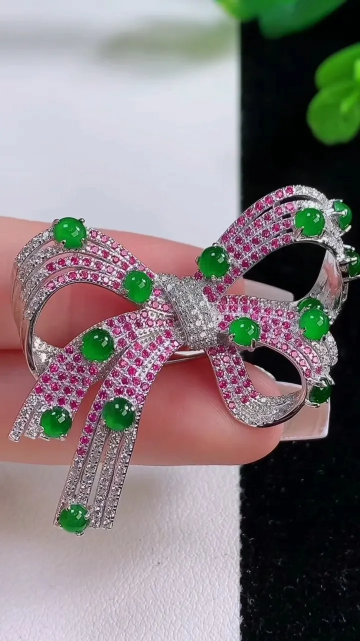 天然A货翡翠蛋面蝴蝶结胸针，尺寸3.2，重量:10.46g
12月3日