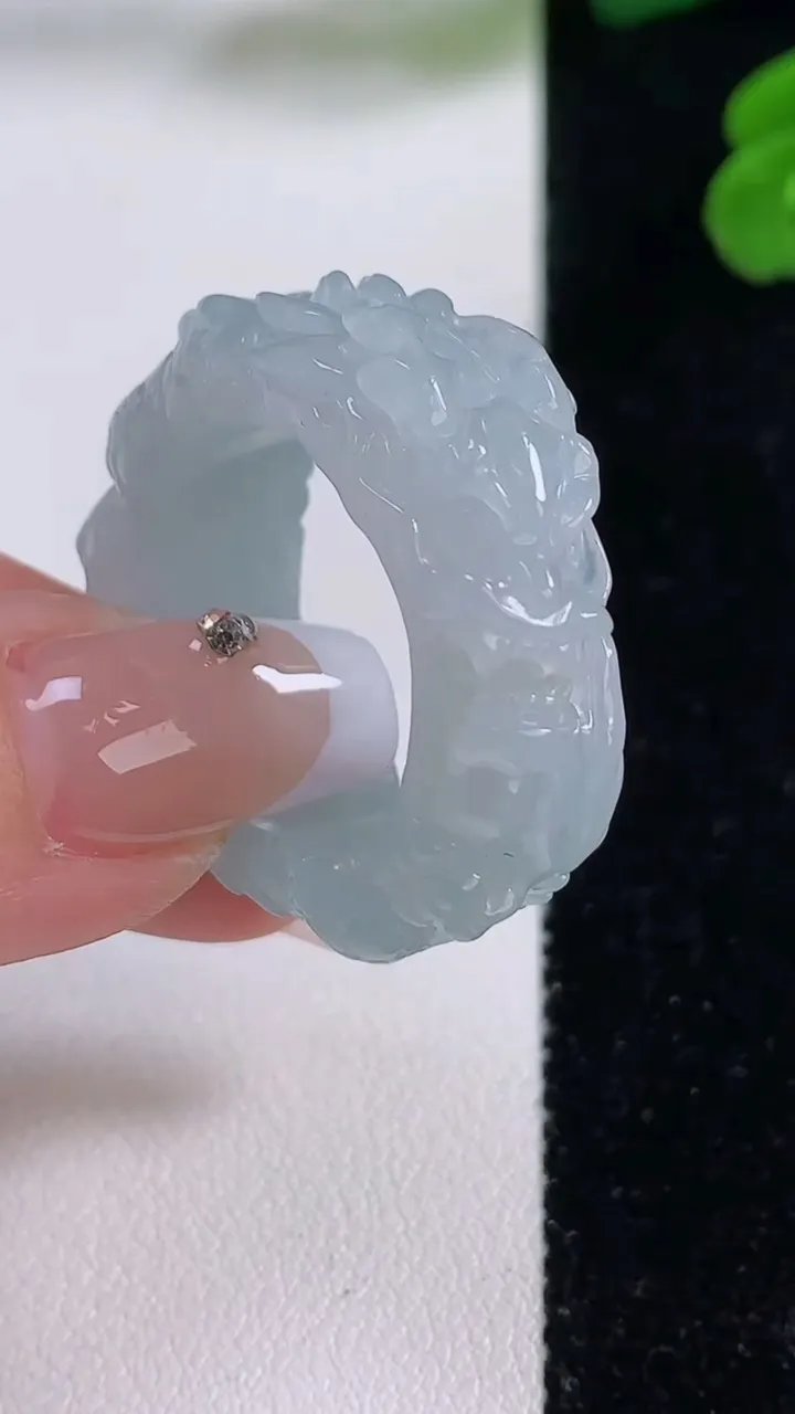 天然A货翡翠龙头扳指 戒指，尺寸21.3-10.7-6.2，重量:13.17g2025年12月3日
