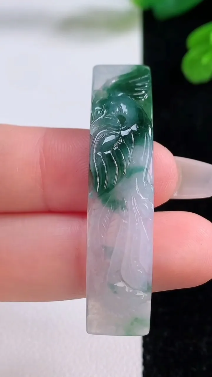 天然A货翡翠冰种飘花凤凰手牌，尺寸49-10.6-3.5，重量:4.82g
12月3日