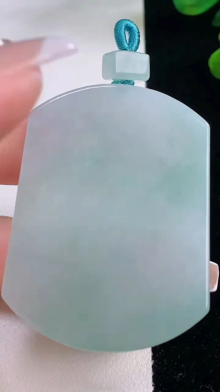 天然A货翡翠无事牌吊坠，尺寸53-40-5，重量:33.01g
12月3日